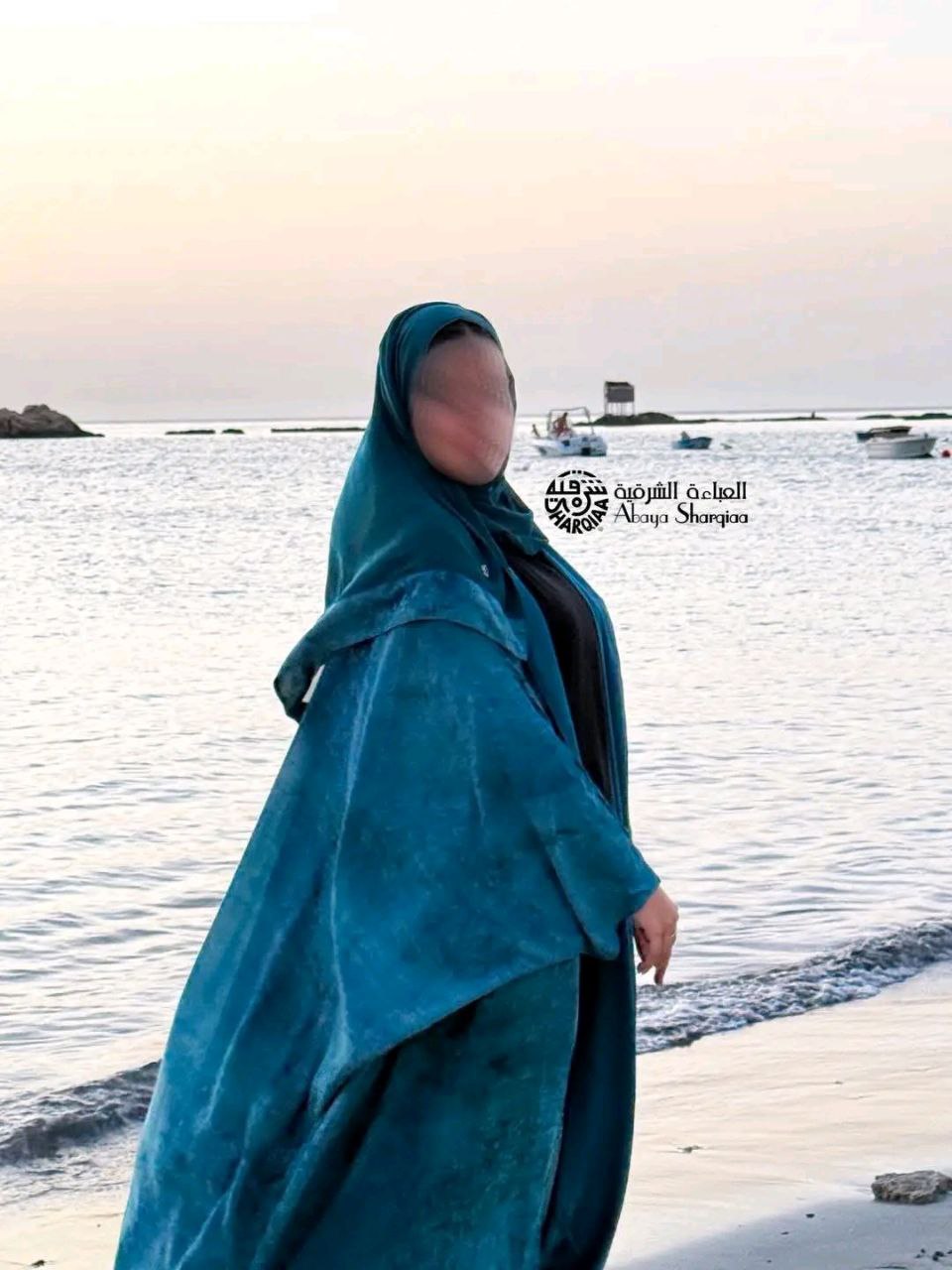 عباية مخملية بتصميم عصري